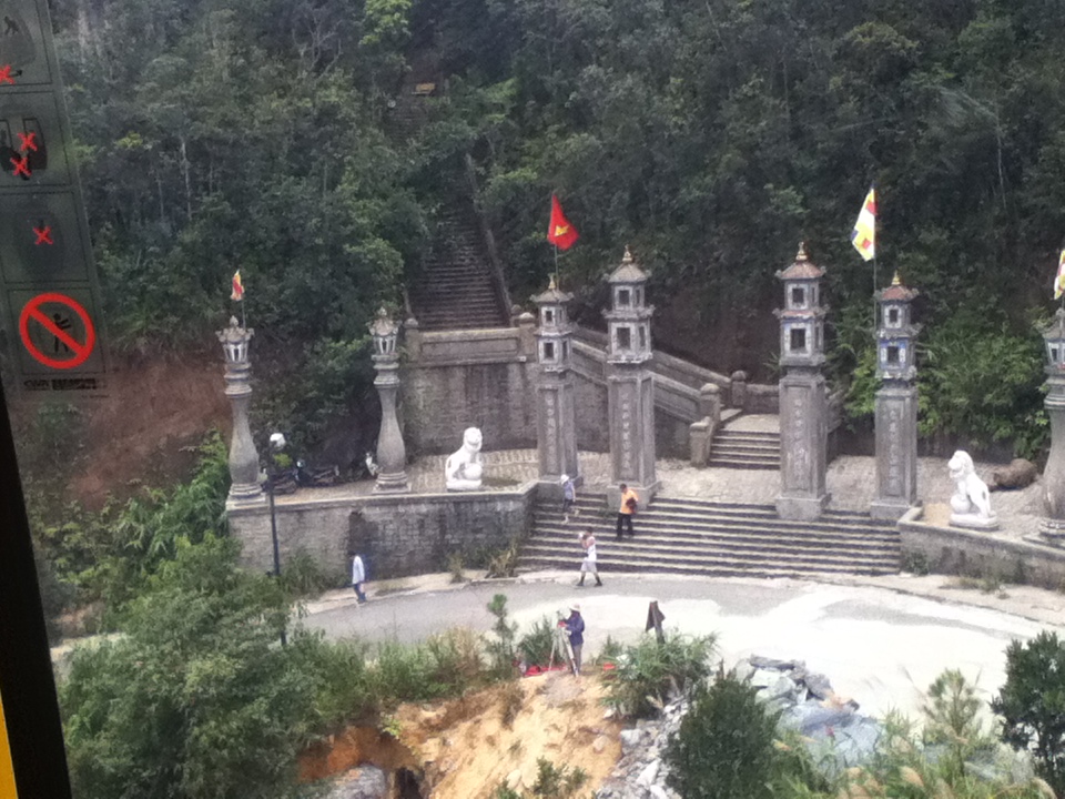 Khu chùa tại trạm cáp treo đầu tiên