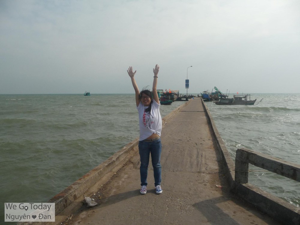 Cầu cảng chạy dài ra biển