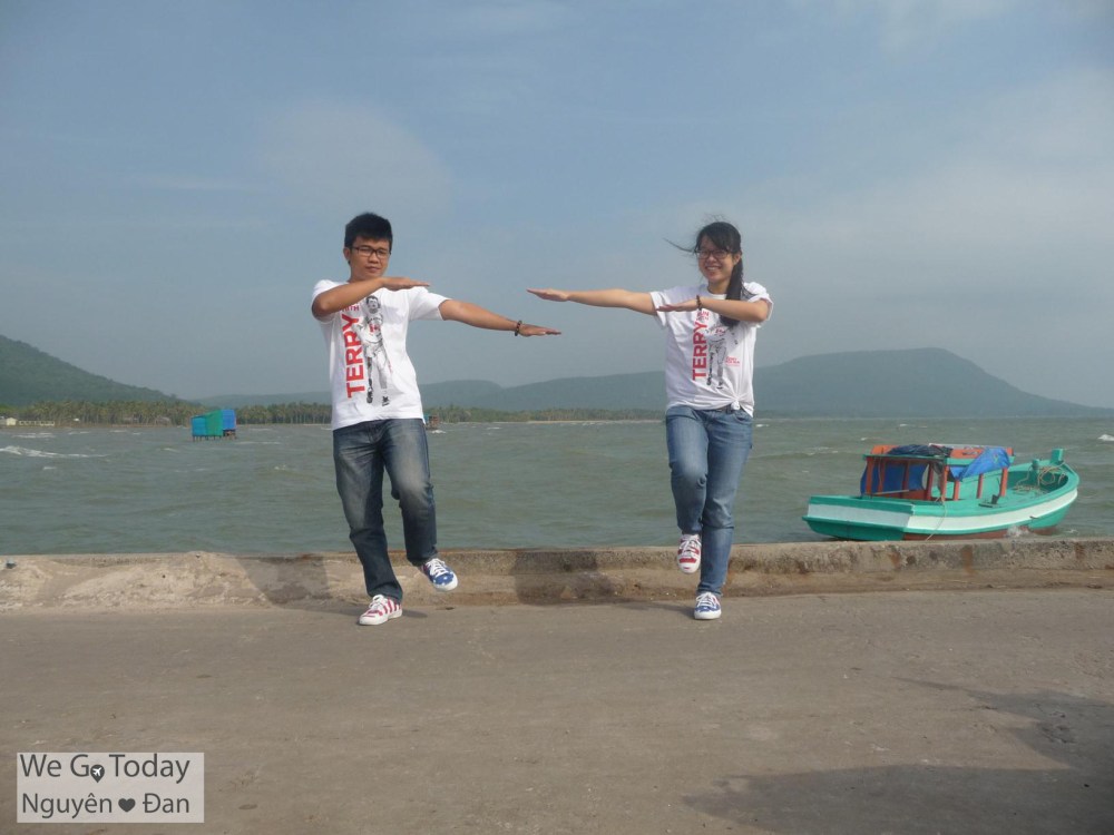 Cầu cảng chạy dài ra biển