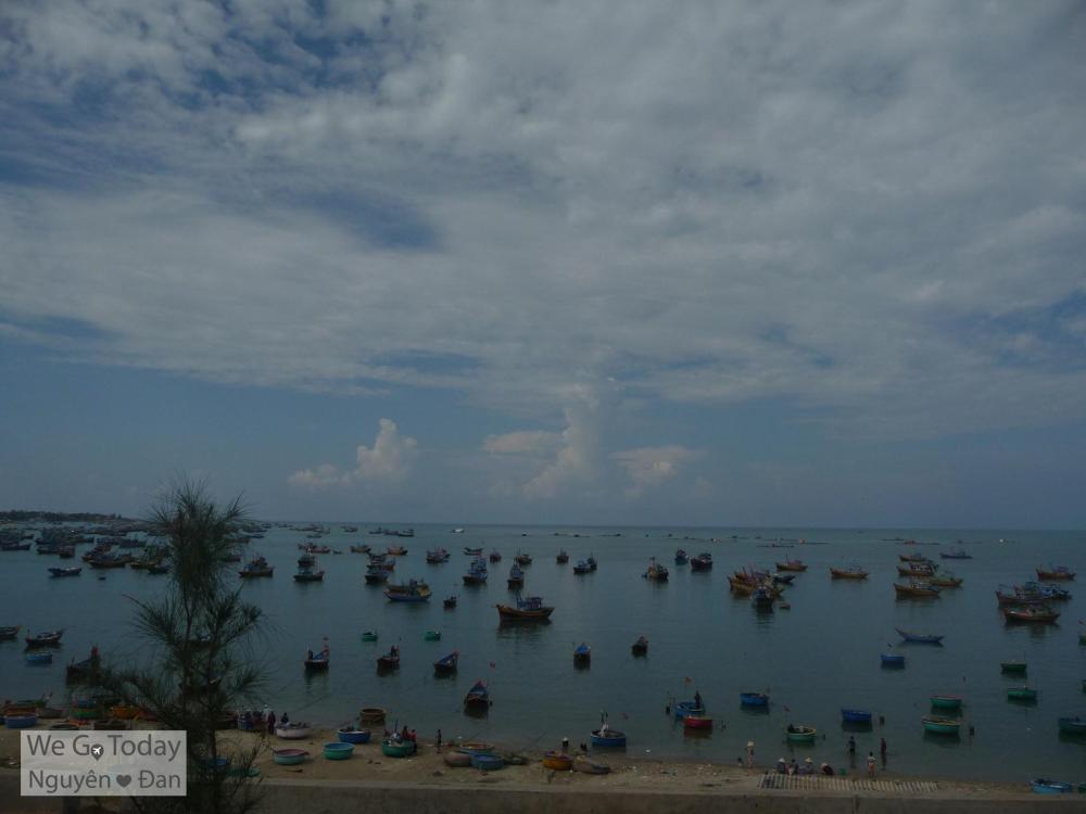 Dọc bờ biển Mũi Né