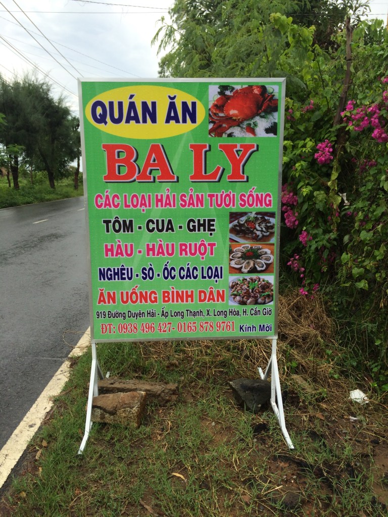 Bảng hiệu quán Ba Ly bên vệ đường