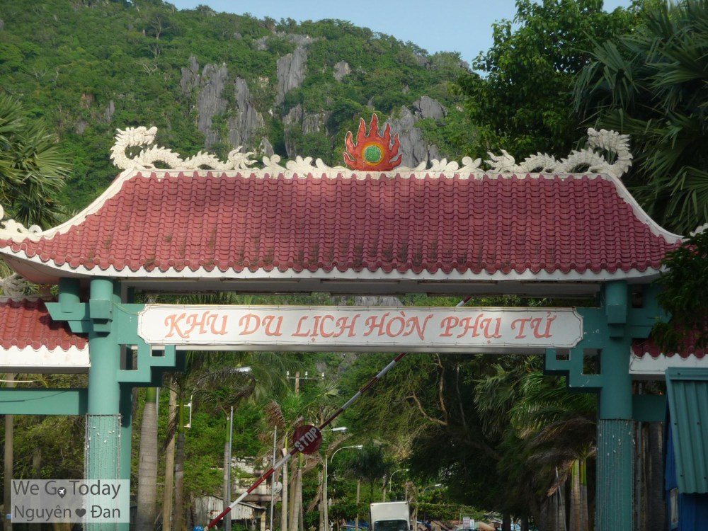 Cổng khu du lịch Hòn Phụ Tử