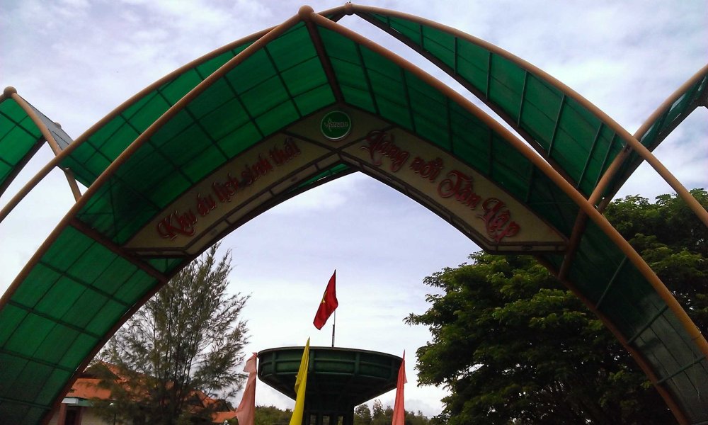 Cổng làng nổi Tân Lập