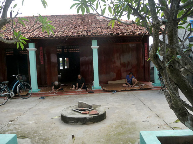 Mấy bà cụ vá chiếu trước cổng Nhà Lớn