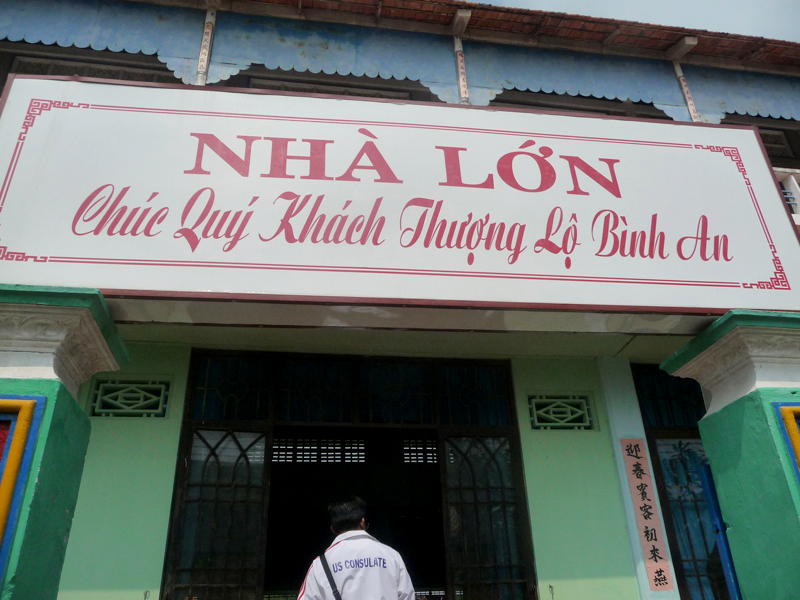 Cửa vào tham quan Nhà Lớn