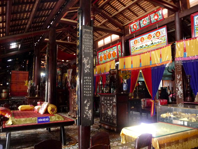 Nhà lớn với nhiều cổ vật