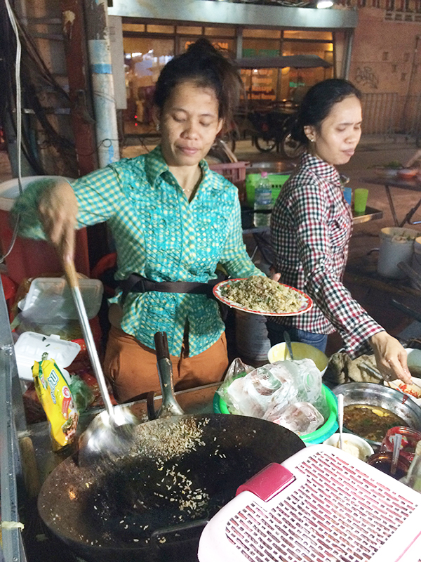 Hai chị đầu bếp của quán "Phở Yong"