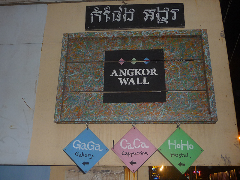 Bảng hướng dẫn vào khách sạn ngay đầu hẻm