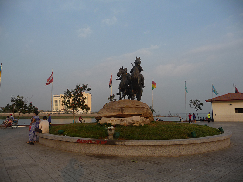 Tượng đài ở khu Sisowath Quay