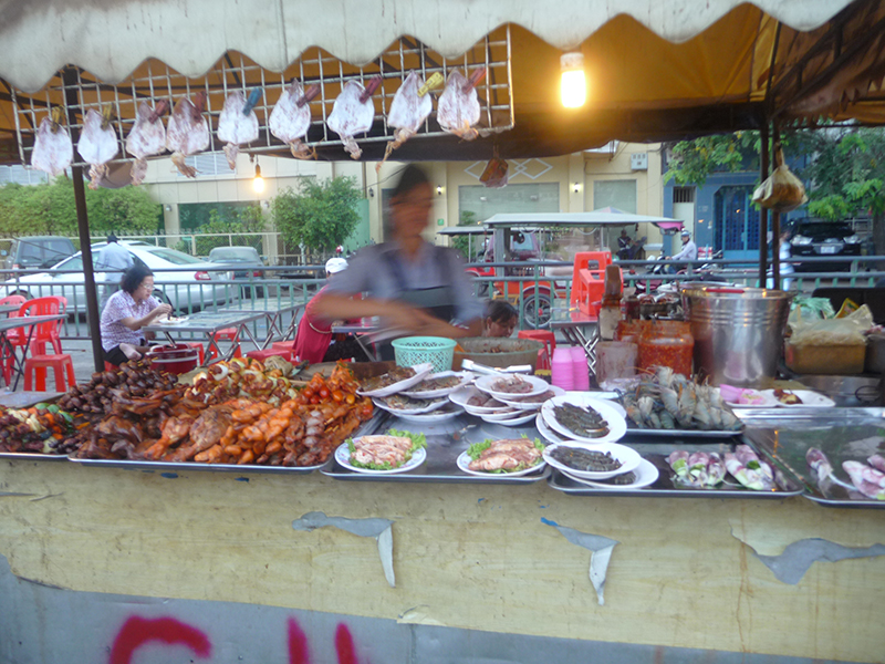 Một quầy đồ ăn ở chợ đêm