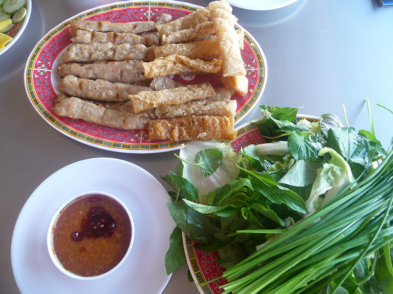 Nem nướng cuốn bánh tráng