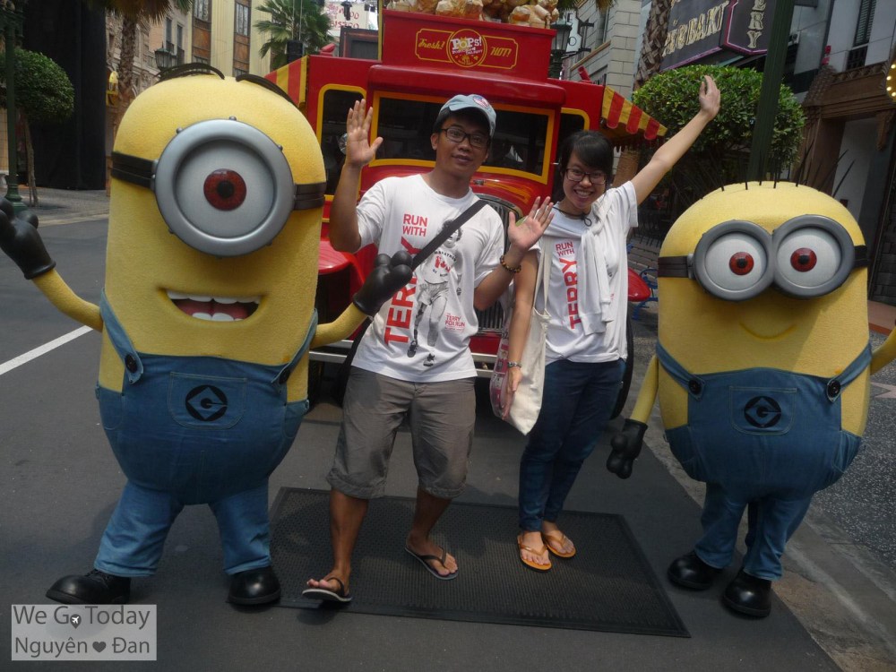 Chụp hình cùng Minions
