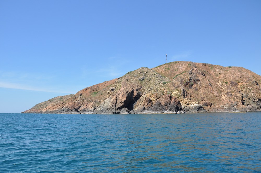 Núi với nhiều hang động trên đường đến đảo Kỳ Co