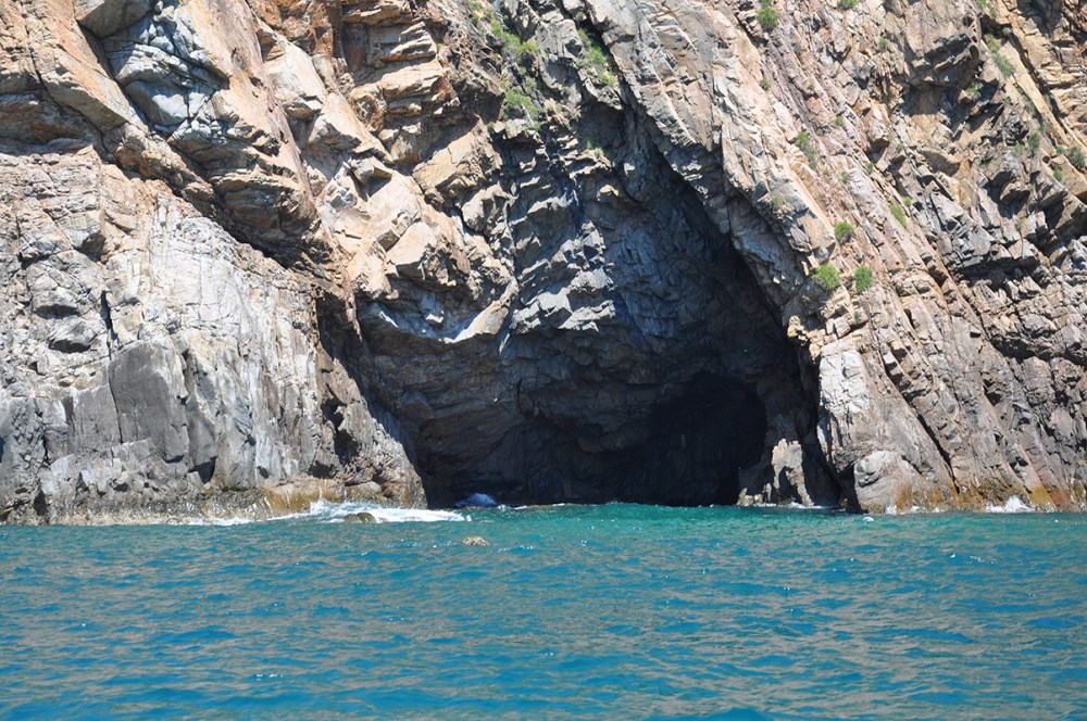 Núi với nhiều hang động trên đường đến đảo Kỳ Co