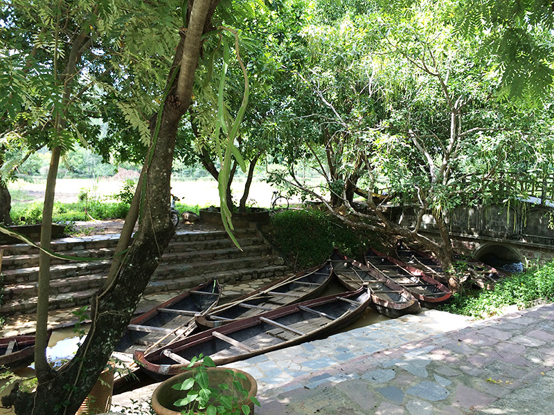 Đi đò tham quan Hầm Hô