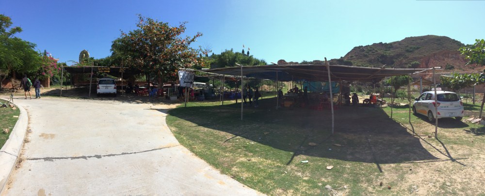 Bãi giữ xe ở dưới chân Eo Gió