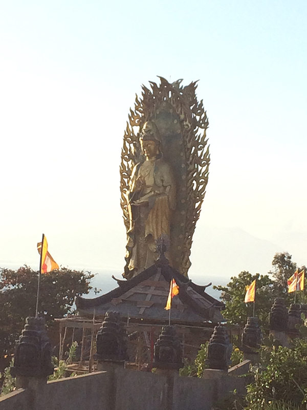 Tượng Phật gần Eo Gió