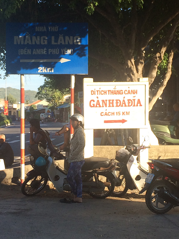 Ngã 3 rẽ vào Gành Đá Đĩa - Nhà Thờ Măng Lăng