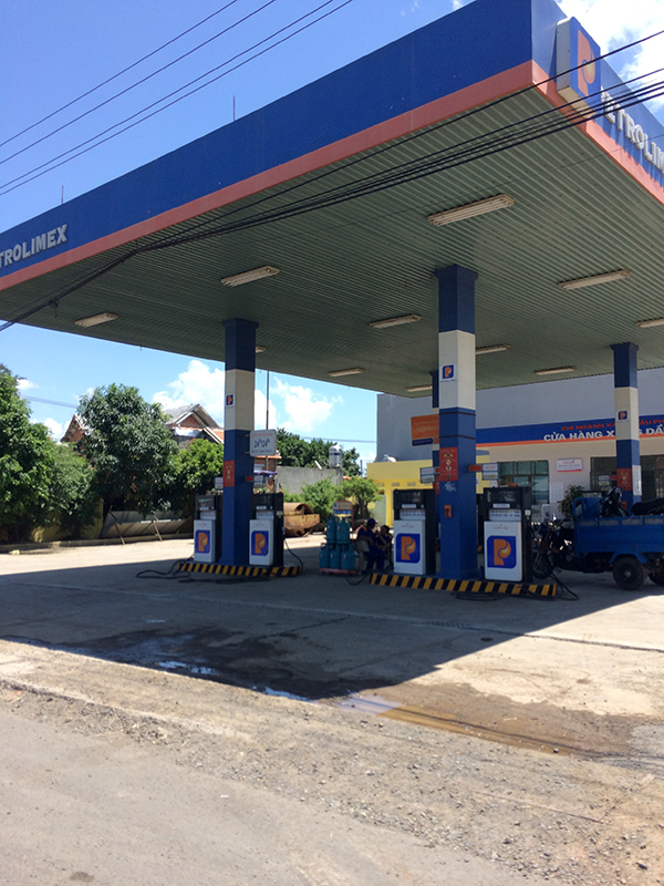 Cây xăng rẽ vào Đầm Ô Loan