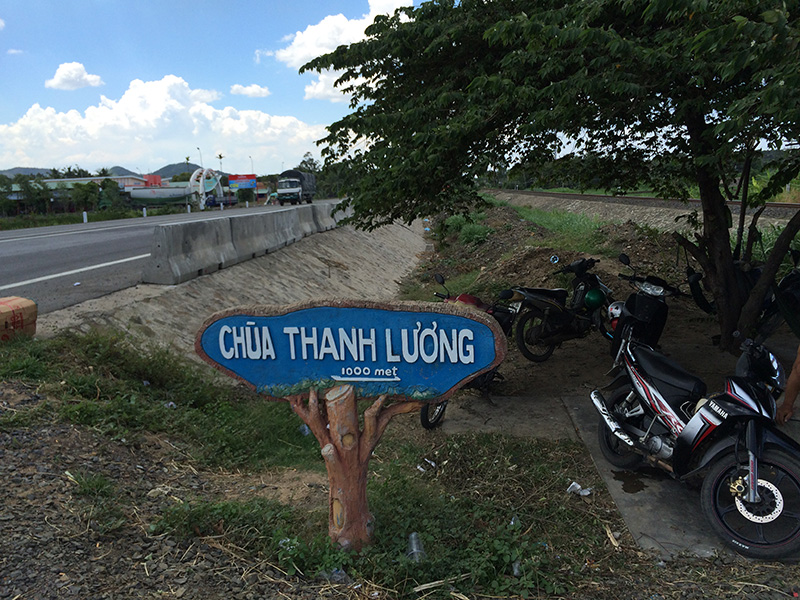 Đường vào chùa Thanh Lương