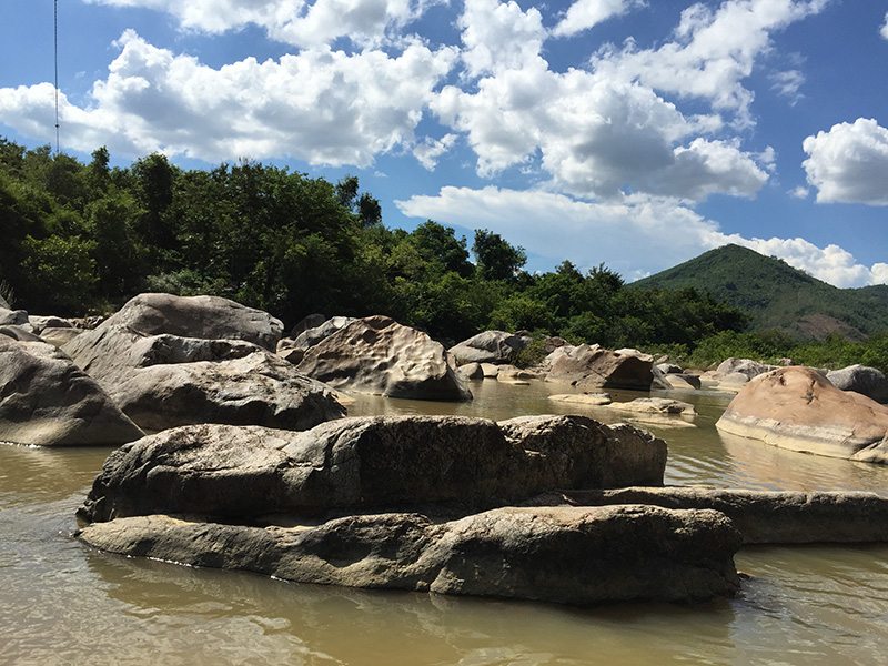 Khu du lịch Hầm Hô thuộc thôn Phú Lâm, xã Tây Phú, huyện Tây Sơn, tỉnh Bình Định, cách Tp. Qui Nhơn khoảng 50km