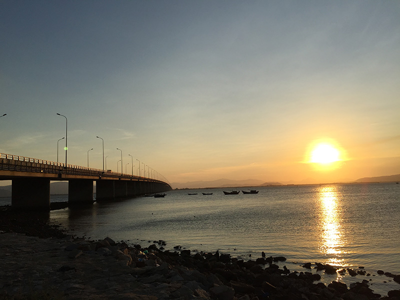 Hoàng hôn trên cầu Thị Nại