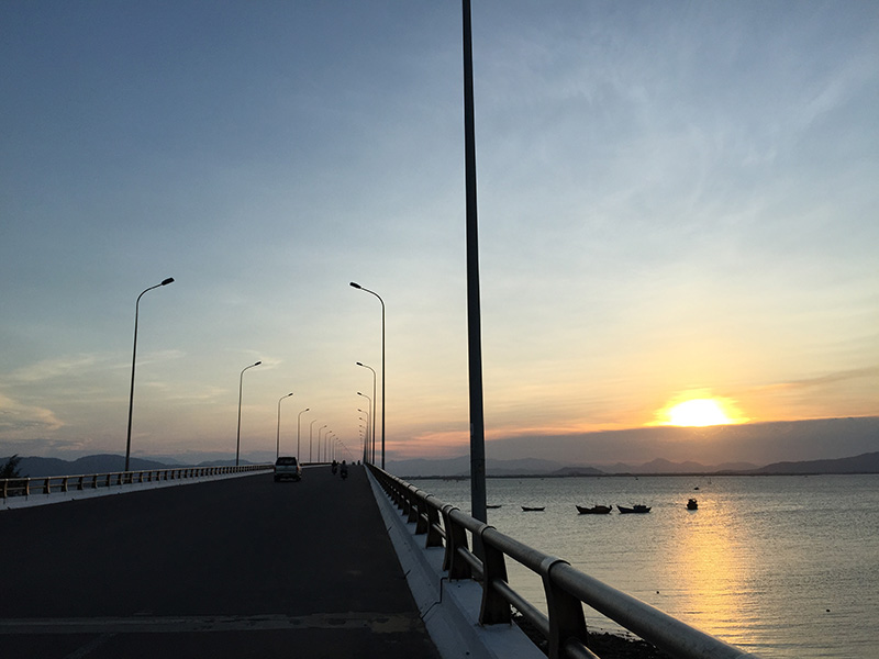 Hoàng hôn trên cầu Thị Nại