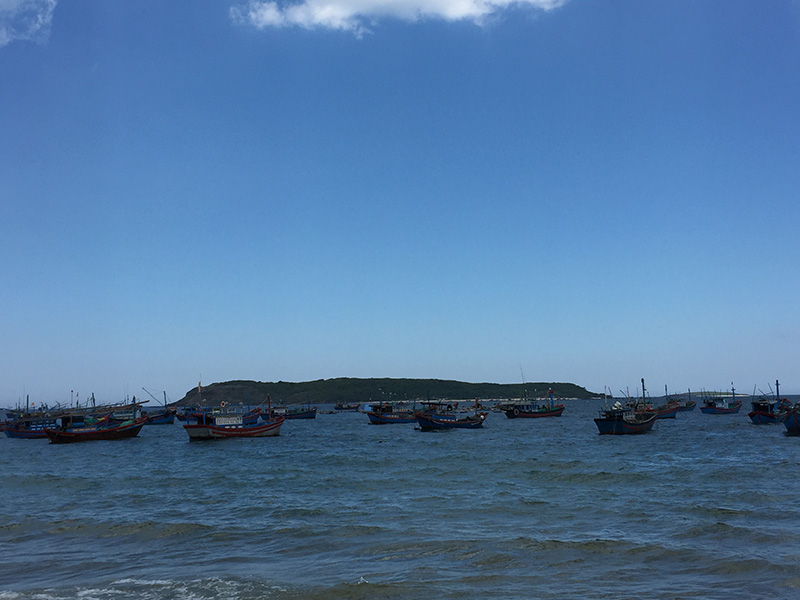 Hòn chùa nhìn tư xa