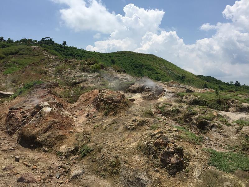 Đường lên hồ núi lửa Taal