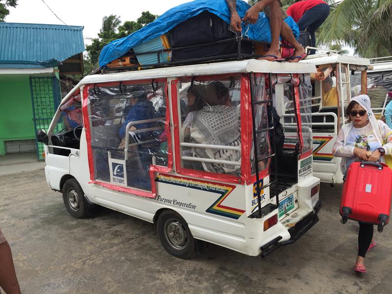 Xe trung chuyển khách tại bến tàu ở Boracay