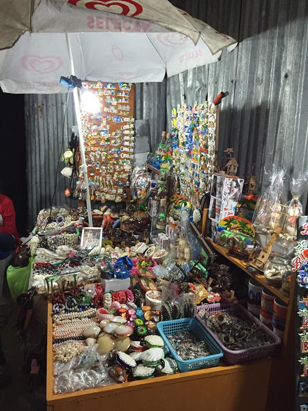 Quầy lưu niệm có khắc chữ lên móc khoá