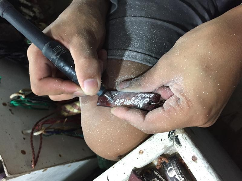 Quầy lưu niệm có khắc chữ lên móc khoá