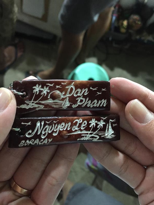 Quầy lưu niệm có khắc chữ lên móc khoá