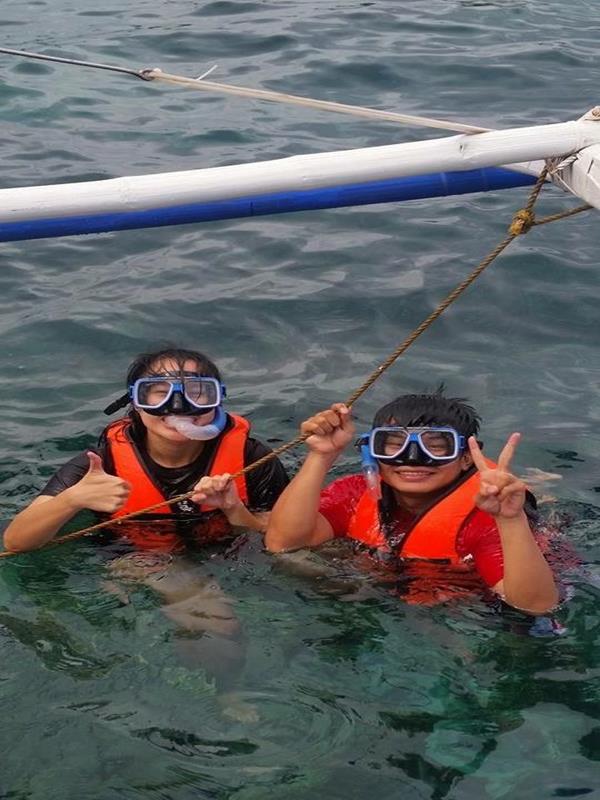 Lặn ngắm san hô gần thuyền