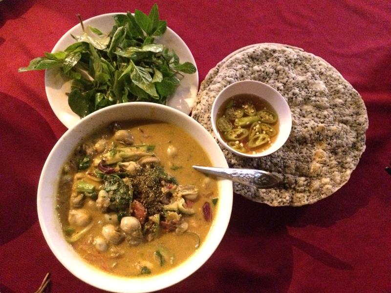 Hàu xào + bánh đa