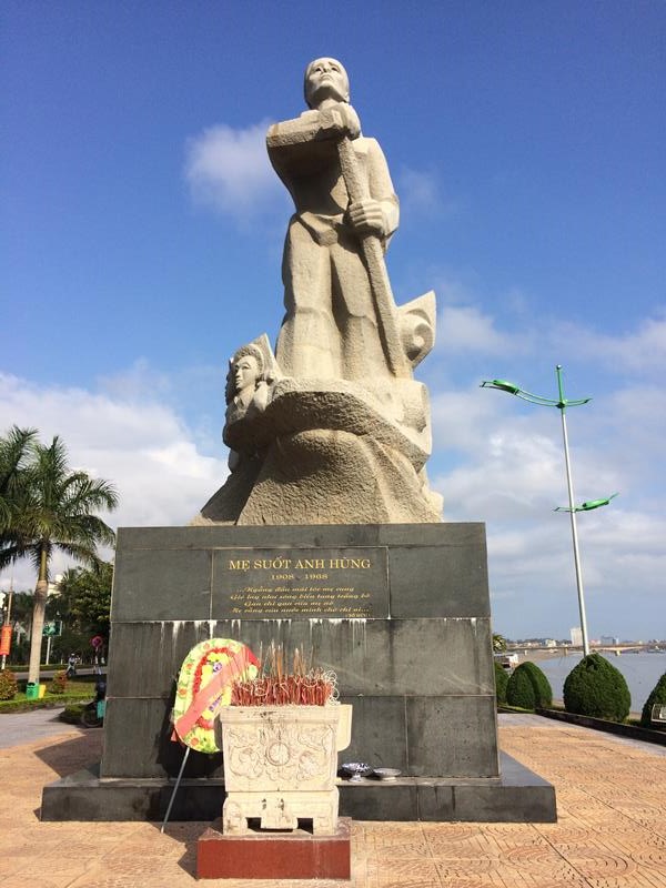 Tượng mẹ Suốt