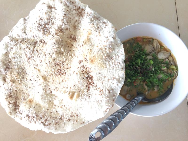 Hàu xào + bánh tráng