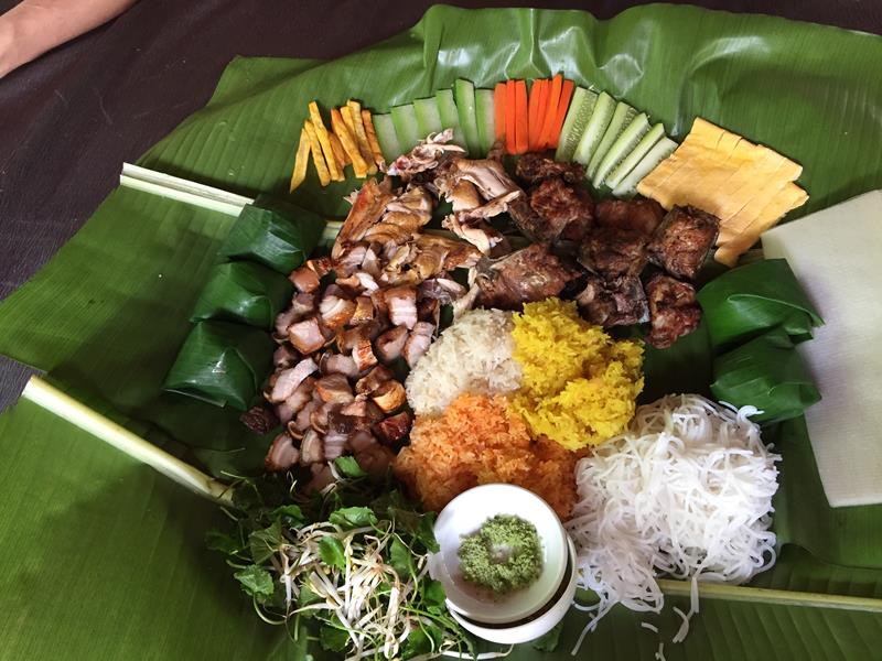 Ăn trưa tại Hang Tối