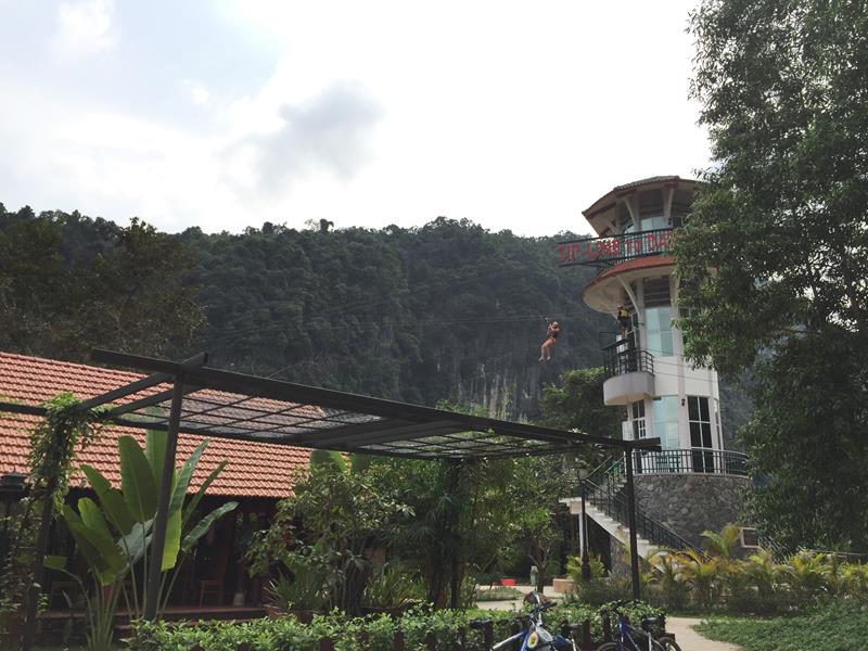 Đu zipline tới Hang Tối