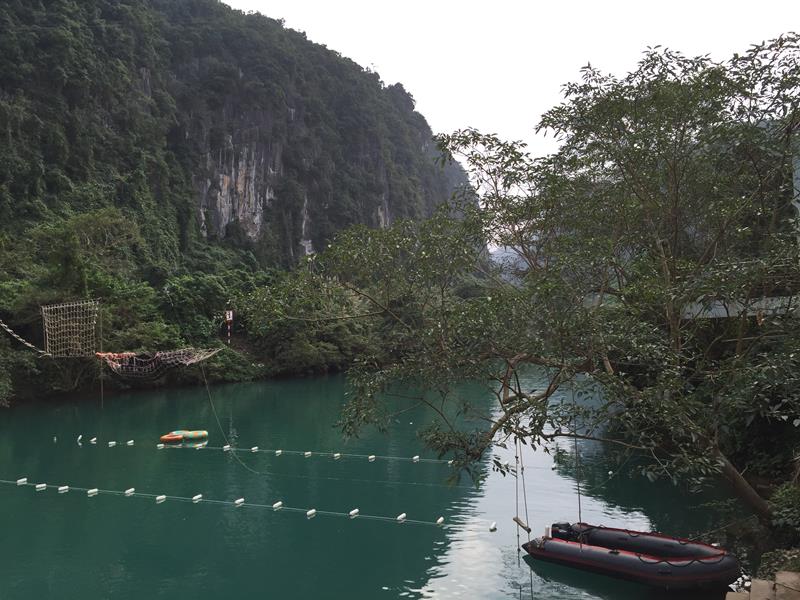 Dòng sông tại Hang Tối