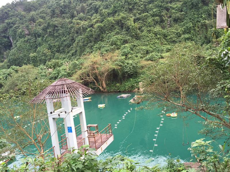 Dòng sông tại Hang Tối