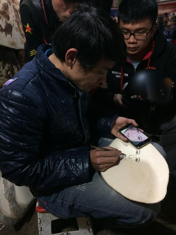 Vẽ hình ở chợ đêm Đà Lạt