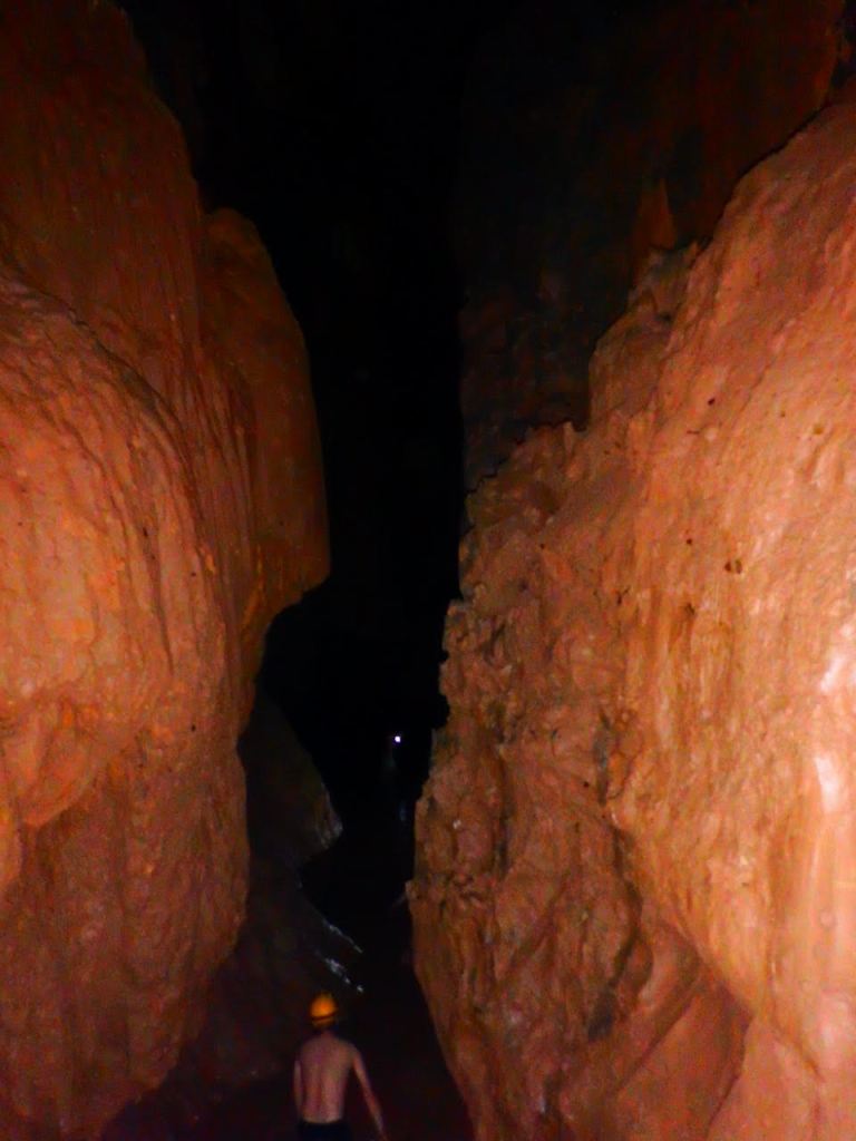 Đường đi vào Hang Tối