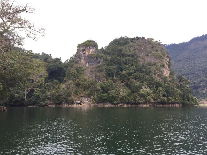 Cảnh trên hồ Ba Bể