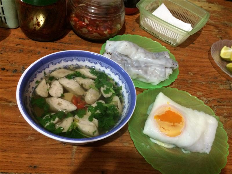 Bánh cuốn + tô nước dùng có giò + bánh cuốn trứng
