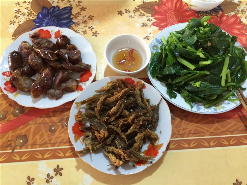 Cơm trưa ở thị trấn Quản Bạ: lạp sườn chiên, rau cải luộc, cá suối chiên giòn