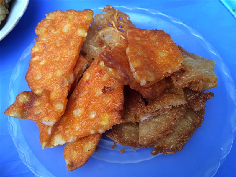 Bánh bắp và bánh tôm chiên