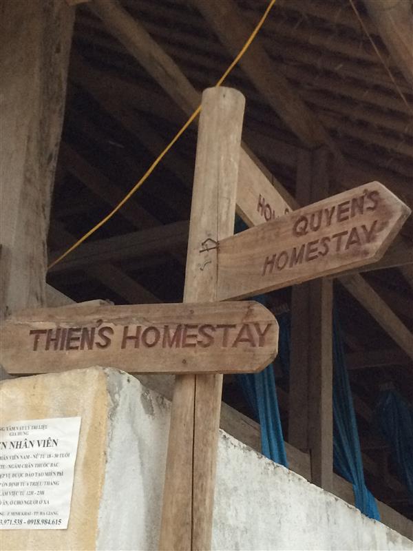 Một số nhà có dịch vụ homestay trong làng nên được ghi bảng chỉ đường - Làng Văn Hóa Du Lịch Cộng Đồng Thôn THA