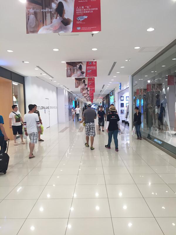 Bên trong Gurney Plaza