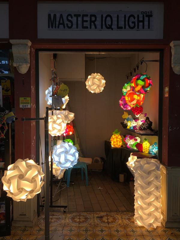 Hàng bán đèn lồng trong Central Market